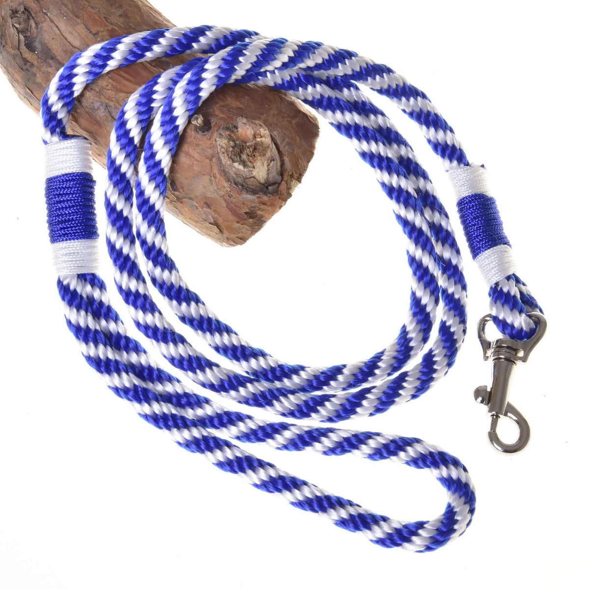 Hobby Horse Halstertouw gestreept blauw van LarDen, blauw-wit gedraaid touw met blauwe omwikkeling en musketon, over een tak