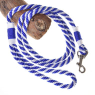 Hobby Horse Halstertouw gestreept blauw van LarDen, blauw-wit gedraaid touw met blauwe omwikkeling en musketon, over een tak