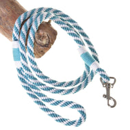 Hobby Horse Halstertouw turquoise gestreept van LarDen, turquoise-wit gedraaid touw met turquoise omwikkeling en musketon