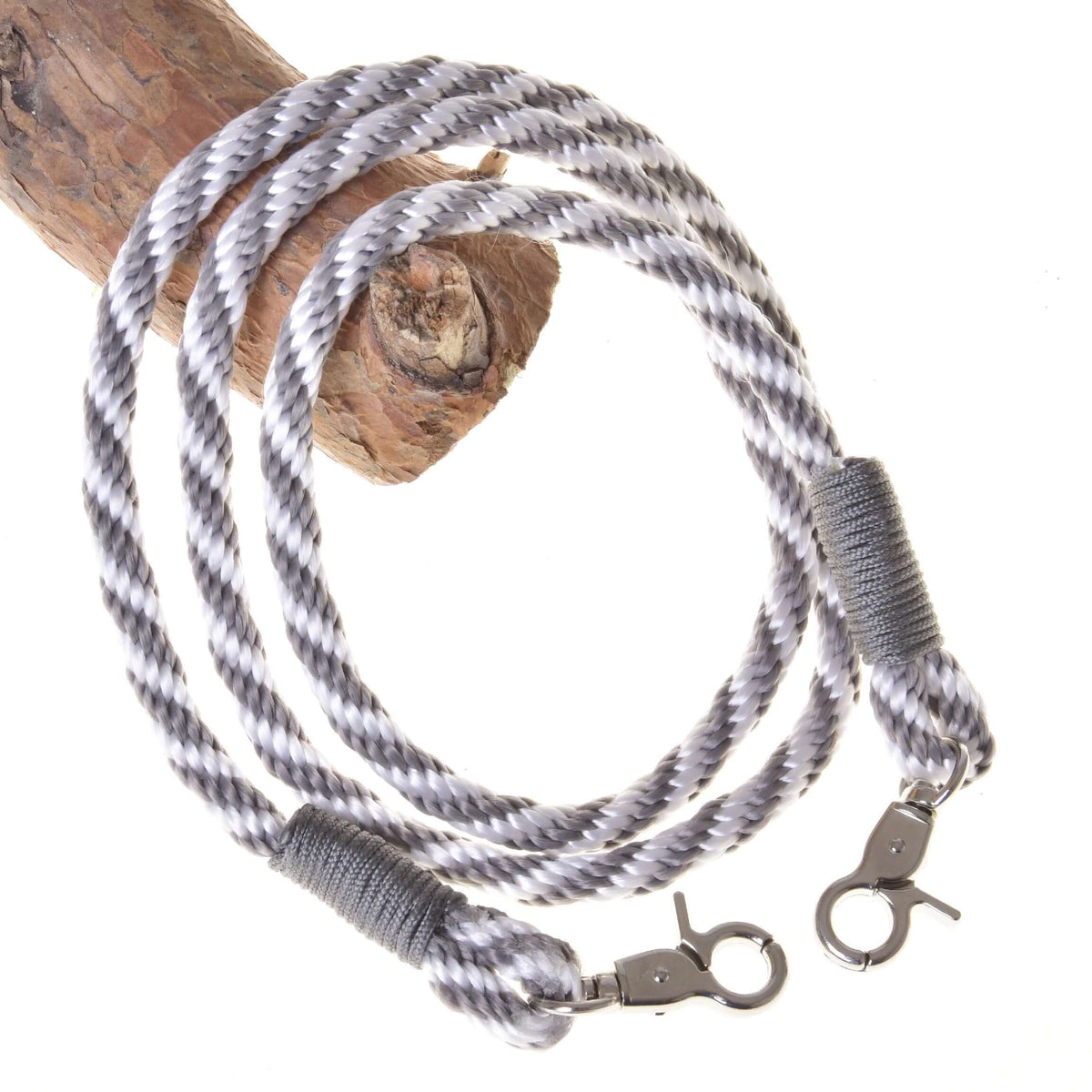 Hobby Horse Teugels zilver gestreept van LarDen, grijs-wit gedraaid touw met grijze omwikkeling en een musketon aan elk uiteinde