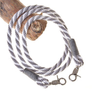 Hobby Horse Teugels zilver gestreept van LarDen, grijs-wit gedraaid touw met grijze omwikkeling en een musketon aan elk uiteinde