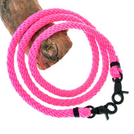 Teugels Pink voor Hobby Horse van LarDen van neonroze gevlochten touw met zwarte omwikkeling en twee zwarte musketonhaken