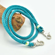 Teugels Turquoise van LarDen voor Hobby Horse van gevlochten touw met lichtgroene omwikkeling en zilverkleurige musketonhaken op een tak