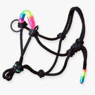 Touwhalster Rainbow van LarDen voor Hobby Horse van zwart touw met gevlochten neusriem in regenboogkleuren en zwarte ringen